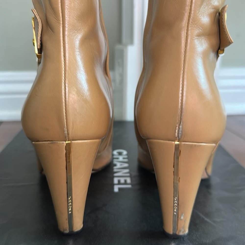 CHANEL VINTAGE BEIGE LEATHER GOLD
TONE CC LOGO ZIP ANKLE BOOTS
 (8.5/39) - Picture 5 of 11